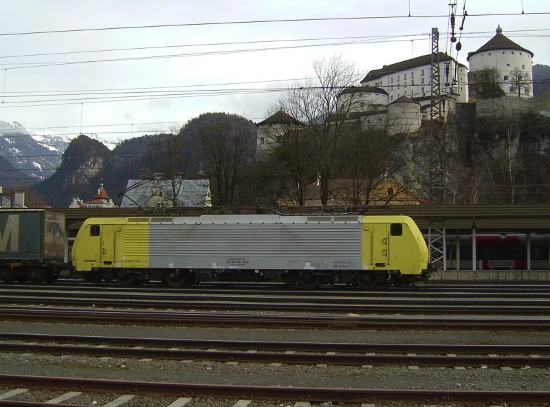 Die ES 64 F4-012 am 05.02.2008 bei der Ausfahrt aus Kufstein in Richtung Brenner 