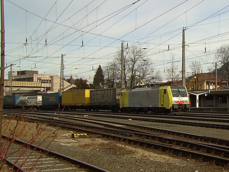Die ES 64 F4-012 am 05.02.2008 bei der Ausfahrt aus Kufstein mit einem Containerzug Richtung Brenner. 