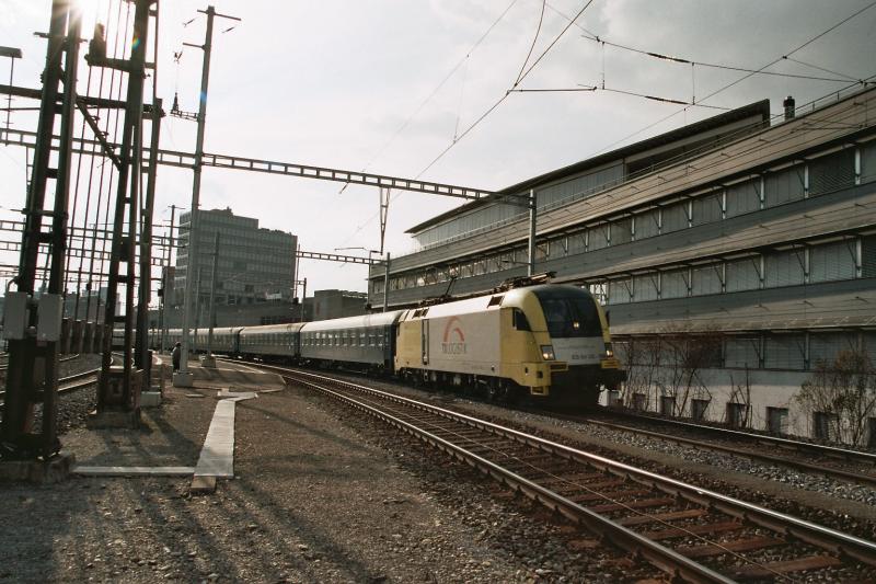 Die ES 64 U2 - 098 TXL, mit einem Extrazug auf dem Weg nach Zrich HB, am 07.03.04 bei der Durchfahrt in Brugg HB