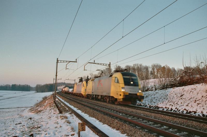 Die ES 64 U2 - 079 und die Es 64 U2 - 078 mit einem Gterzug auf der Strecke Oberrti - Rotkreuz