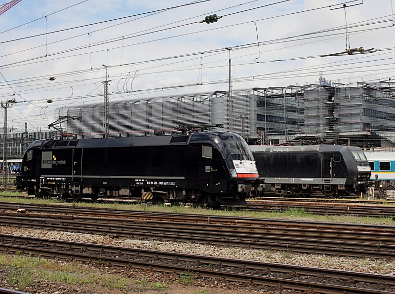 Die ES 64 U2-005 und die 185 552 von MRCE Dispolok am 16.05.2009 in Mnchen Hbf. (Bahnbildertreffen)