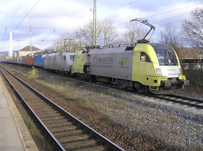 Die ES 64 U2-006 und 185 540-2 der TXLogistik mit einem Gterzug am 10.12.2006 im Bahnhof Gttingen.