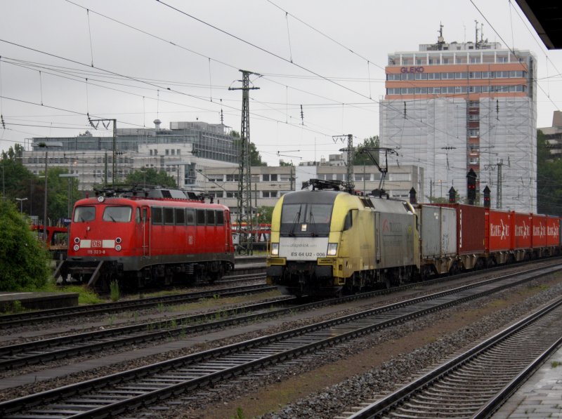 Die ES 64 U2-006 am 16.05.2009 mit einem Containerzug bei der Durchfahrt in Mnchen Ost und die 115 323 wartet auf Arbeit. (Bahnbildertreffen)