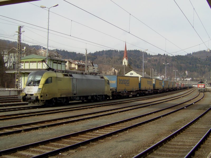 Die ES 64 U2-012 am 05.02.2008 mit einem Transped Zug in Kufstein. 