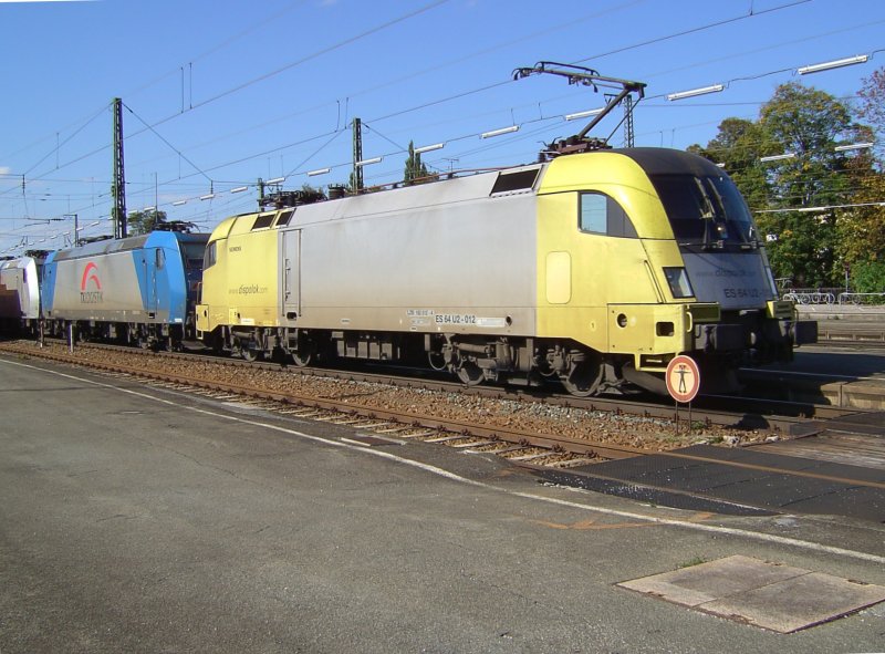 Die ES 64 U2-012 und zwei BR 158er  von TX Logistik „abgebgelt“ bei der durchfahrt in Rosenheim. (29.09.2007) 