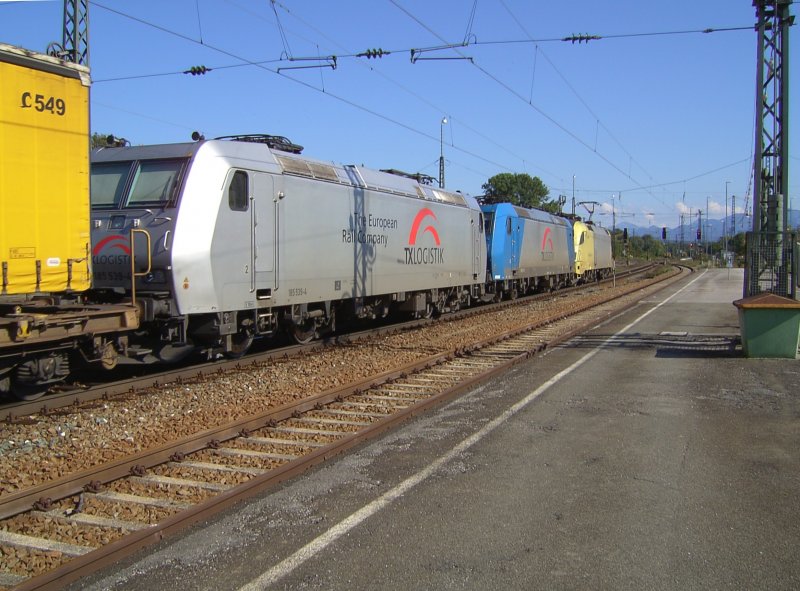 Die ES 64 U2-012 und zwei BR 158er von TX Logistik „abgebgelt“ bei der durchfahrt in Rosenheim. (29.09.2007) 