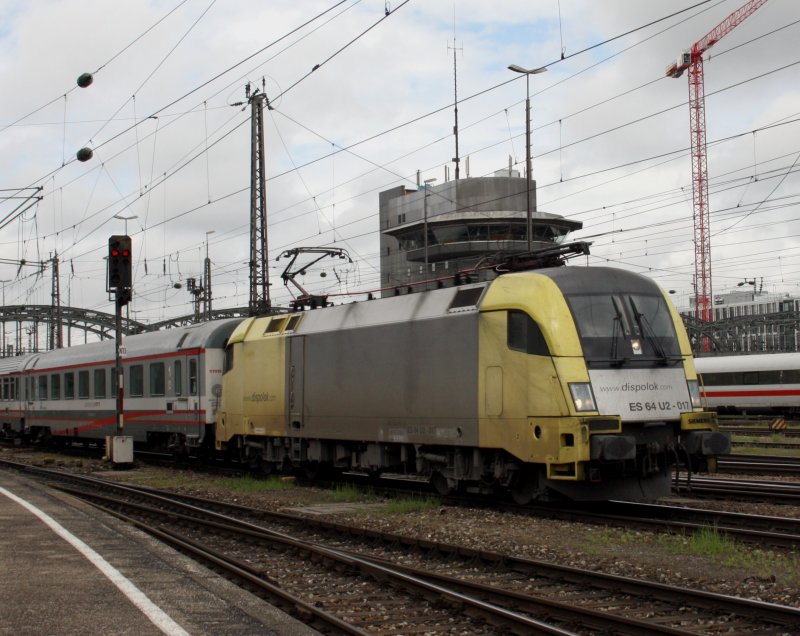 Die ES 64 U2-017 am 16.05.2009 mit einem EC bei der Einfahrt in den Mnchner Hbf. (Bahnbildertreffen)