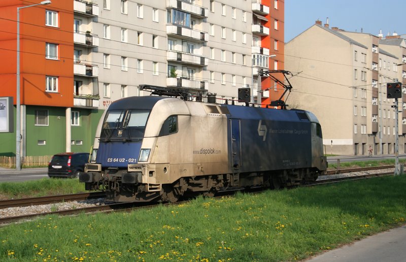 Die ES 64 U2-021 der WLB am 16. April 2009 am Wiener Handelskai zwischen den Bahnhfen Donauuferbahnhof und Donaukaibahnhof.