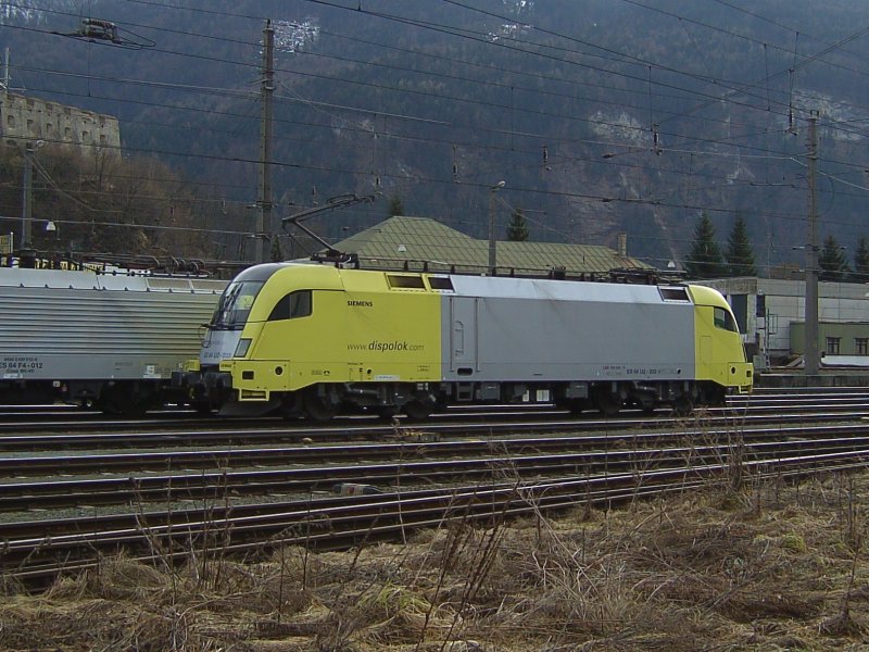 Die ES 64 U2-033 am 05.02.2008 bei einer Rangierfahrt in Kufstein. 