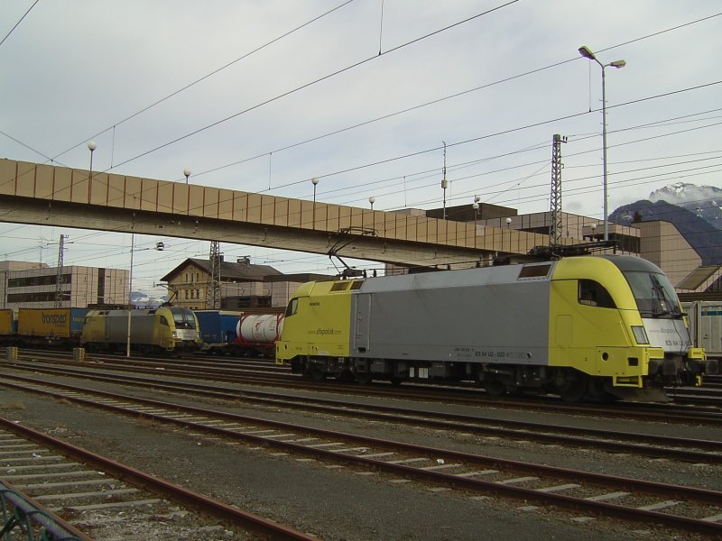 Die ES 64 U2-033 und die ES 64 U2-012 am 05.02.2008 in Kufstein.