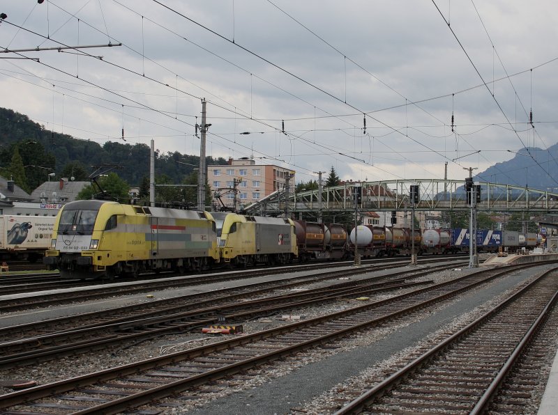 Die ES 64 U2-033 und die ES 64 U2-013 am 11.07.2009 mit einem KLV Zug bei der Ausfahrt aus dem Salzburger Hbf. 