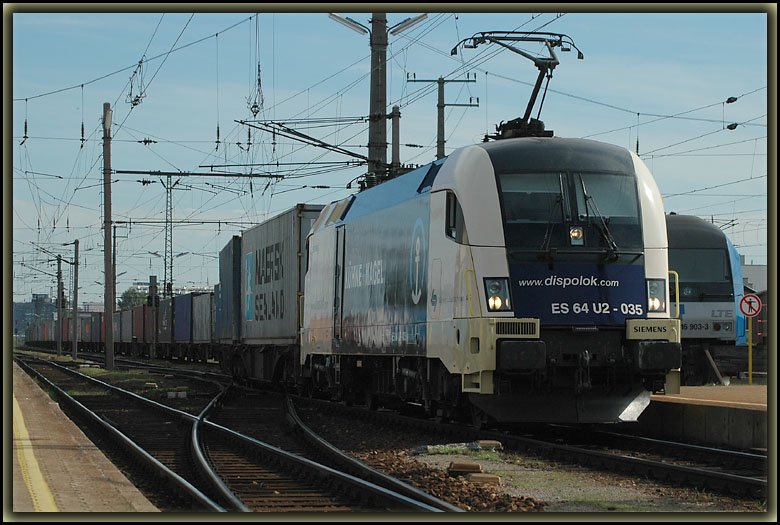 Die ES 64 U2-035 die seit einiger Zeit in SDL Gelb f�r die WLB im Einsatz stand wurde in der KW 40 in den WLB Farben lackiert und mit K�hne & Nagel Schriftzug beklebt. Am 7.10.2006 konnte ich sie bereits mit einem Containerzug bei der Durchfahrt in Wien H�tteldorf fotografieren.