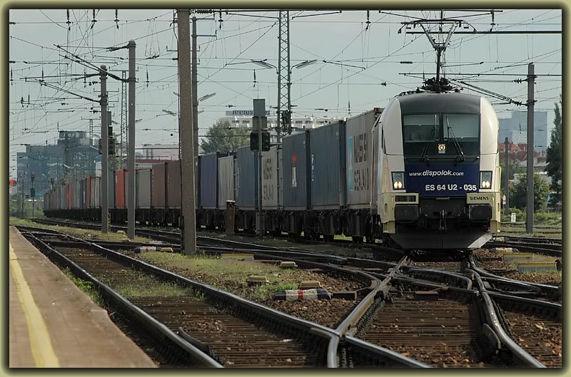 Die ES 64 U2-035 die seit einiger Zeit in SDL Gelb fr die WLB im Einsatz stand wurde in der KW 40 in den WLB Farben lackiert und mit Khne & Nagel Schriftzug beklebt. Am 7.10.2006 konnte ich sie bereits mit einem Containerzug bei der Durchfahrt in Wien Htteldorf fotografieren
