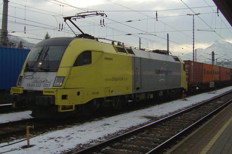 Die ES 64 U2-037 am 05.01.2008 bei der Durchfahrt in Salzburg Hbf mit einem Containerzug. 