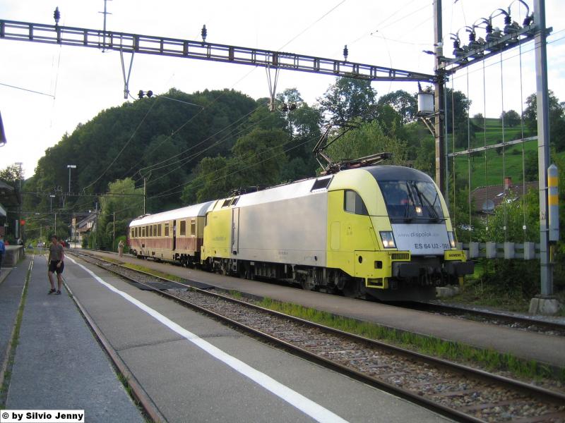 Die ES 64 U2-095 stand am 13.8.05 whrend eines Fotohalts in Kollbrunn. Hinweis: Es ist sehr selten, dass ein Taurus das Tsstal besucht, um so stolzer kann man auf ein solches Foto sein.