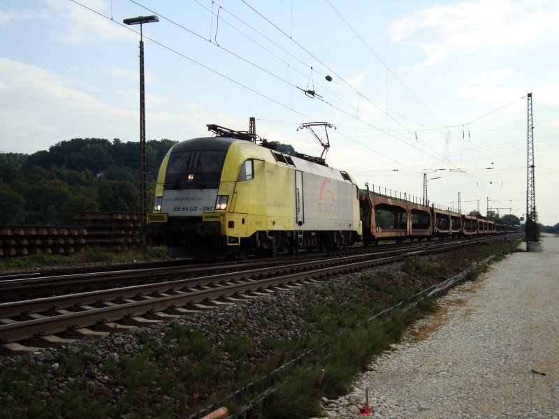 Die ES 64 U2 097 war am 27.09.2008 mit einem Leerzug in Richtung Norden unterwegs. Das Bild entstand in Schliengen.