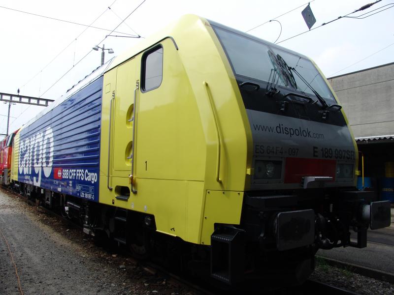 Die ES F4 - 097 die von der SBB Cargo angemietet ist, ist am 3.8.04 beim Depot Chiasso abgestellt. 