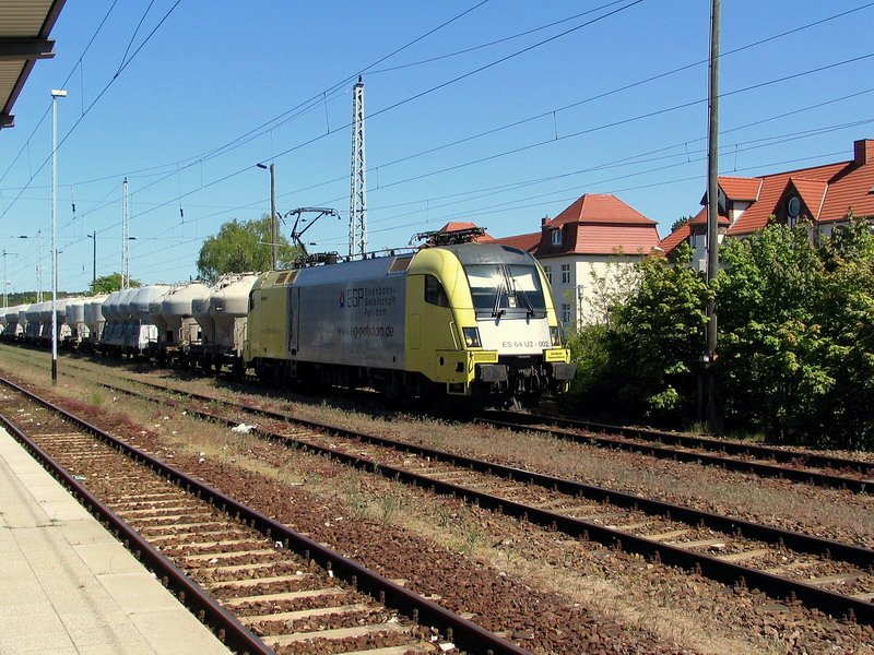 Die ES64U2-002 wartet auf dem Bahnhof in Neustrelitz auf die Ausfahrt