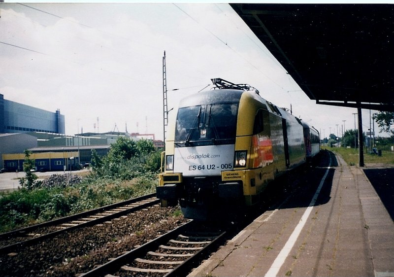 Die ES64U2 005 mit einem Schwedenzug im Sommer 2005 auf dem Bahnhof Stralsund Rgendamm wartet auf Weiterfahrt Richtung Fhrhafen Mukran.Der Zug mute eine Kreuzung und eine berholung durch eine Regionalbahn abwarten bis es endlich weiter ging.Da es einige Zeit dauerte bis es weiter ging hatte die Lok den Stromabnehmer abgebgelt.