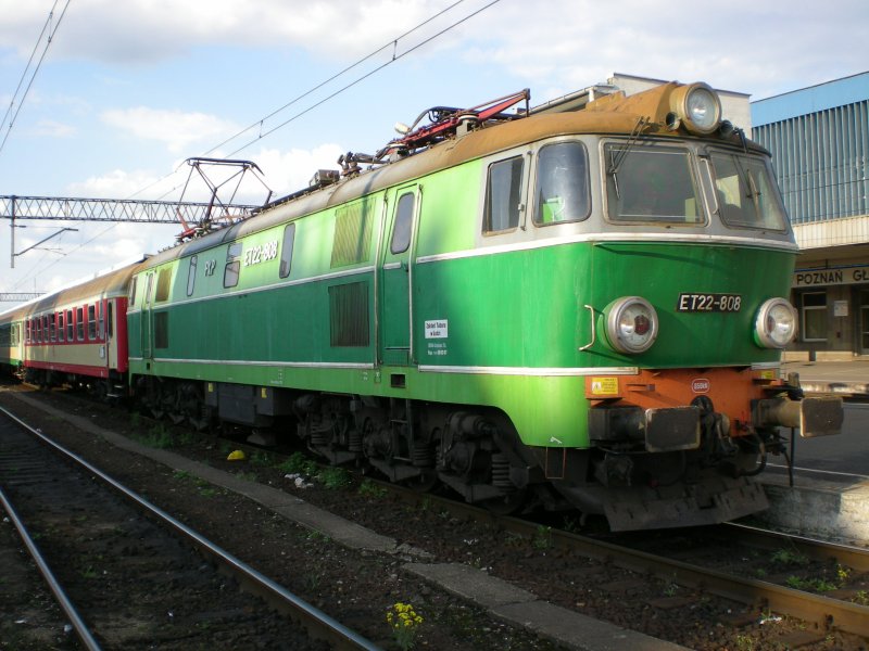 Die ET22 808 steht am 03.05.2008 mit einem Schnellzug in Richtung Krakau in Poznan und wartet auf die Abfahrt. 