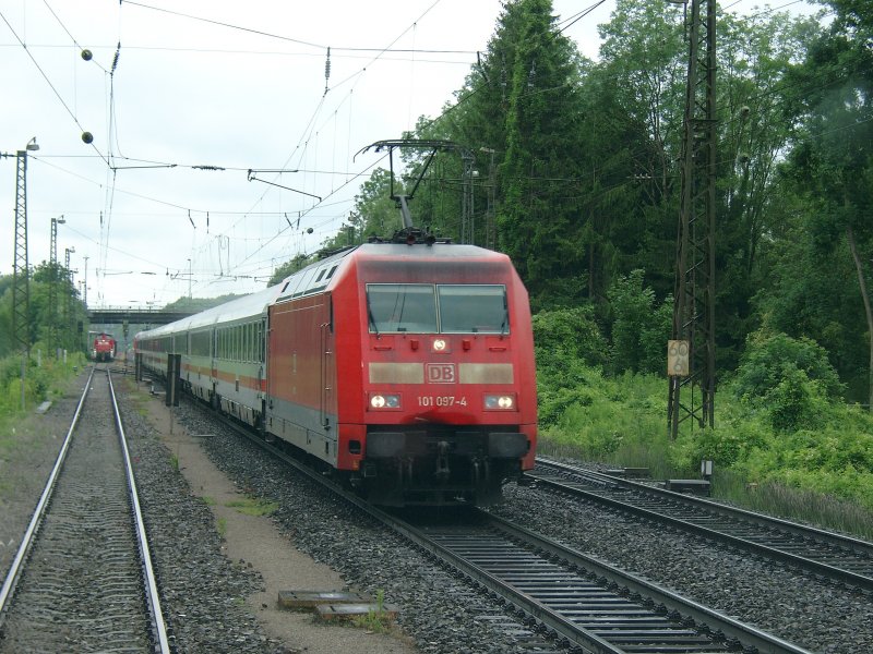Die etwas zerbeulte 101 097 fhrt am 27.06.2007 durch Gnzburg. Die zerbeulte Front habe ich schon bei mehreren 101´ern gesehen. Vielleicht wei jemand, warum manche 101 so zerbeult ist?! 