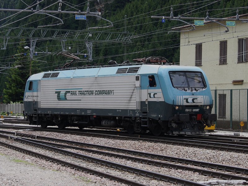 Die EU 43 001 am 11.06.2009 bei einer Rangierfahrt im Bahnhof Brenner. 