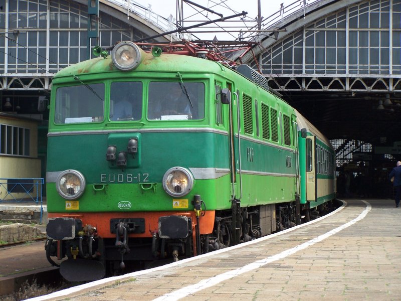 Die EU06-12 mit einem Eilzug im Bahnhof Breslau Hbf (Wroclaw). Aufgenommen im Sommer 2007