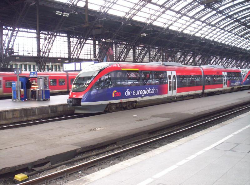 Die Euregiobahn hier mal nicht in AAchen. Hier steht sie auf dem Weg nach K�ln Deutz im Hbf von K�ln am 10.04.2006