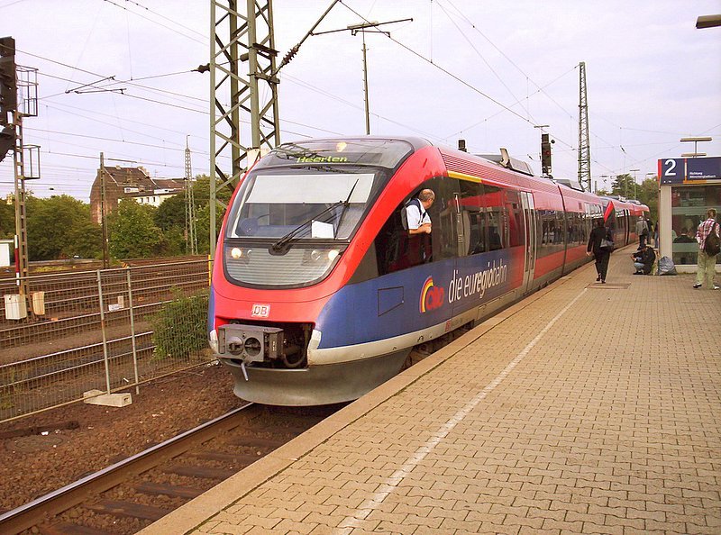 Die Euregiobahn nach Heerlen steht Abfahrbereit in Aachen-west.