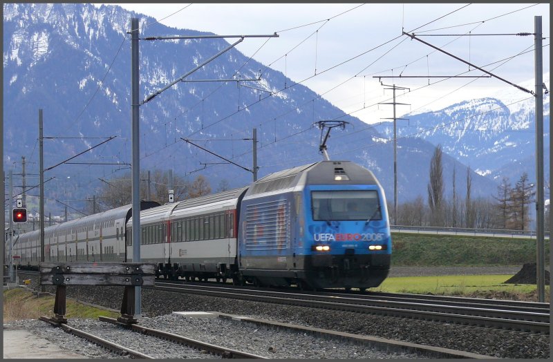 Die Euro 08 Re 460 fhrt mit einem Intercity aus Chur in Landquart ein. (21.11.2007)