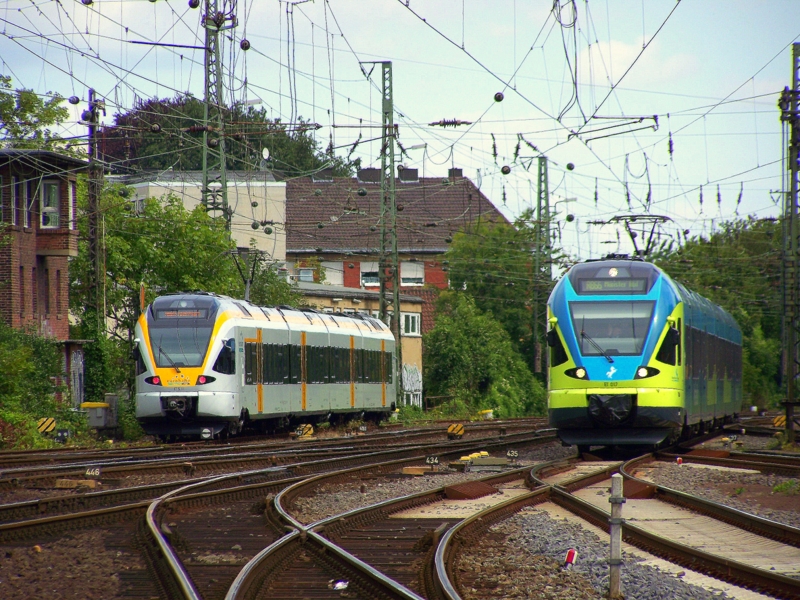 Die Eurobahn hat bisher nur 4-Teilige FLIRT's der Baureihe 428. Hier steht ein solcher im Gleisbereich von Mnster(Westf) abgestellt, whrend er auf seinen groen Bruder(wenn auch vom anderen Unternehmen) trifft, den 429 003(ET017 der WFB). 31.07.09