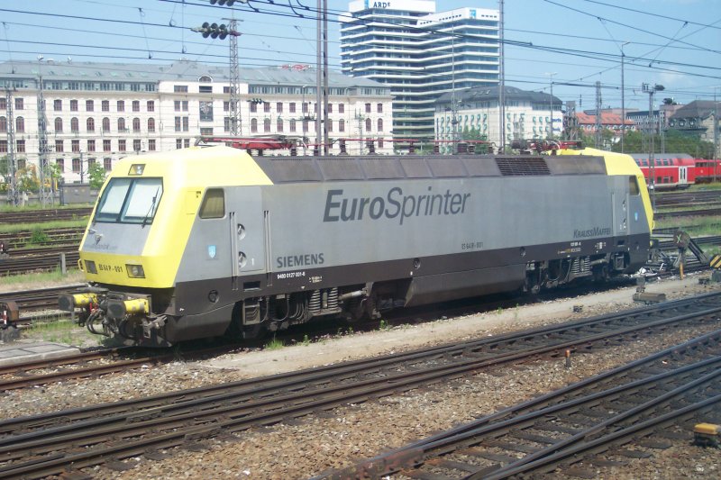 Die EuroSprinter-Lok steht schon seit einigen Wochen abgestellt vor dem M�nchner Hbf.
(Sommer 2007)