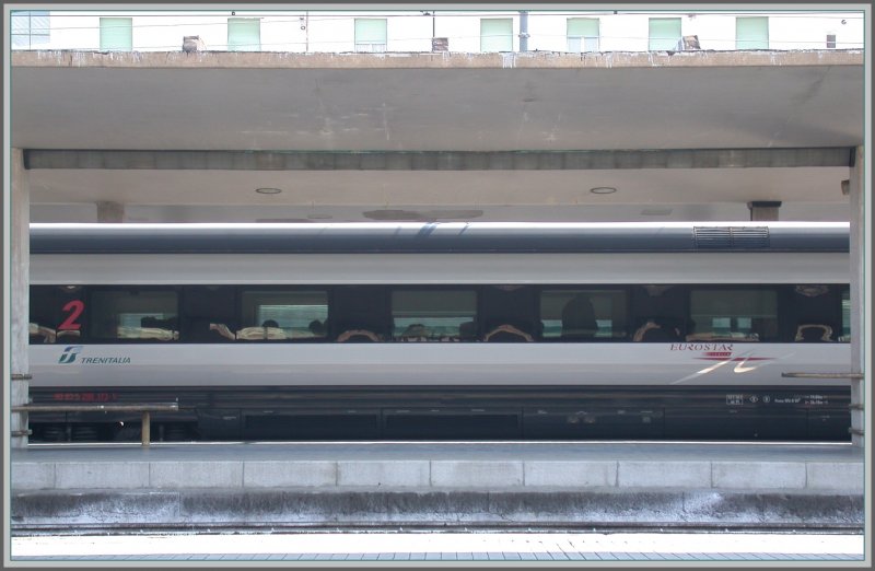 Die Eurostarzge sehen edel aus, setzen aber keine Farbakzente im Bahnsteigbereich von Firenze SMN. (23.04.2007)