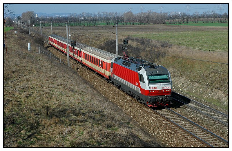 Die Ex-Cat Maschine 1014 007 bespannte am 11.3.2007 den ER 9435 von Wien Sdbahnhof-Ostseite nach Tatabanya. Die Aufnahme entstand ca. 2 Km vor Gramatneusiedl.