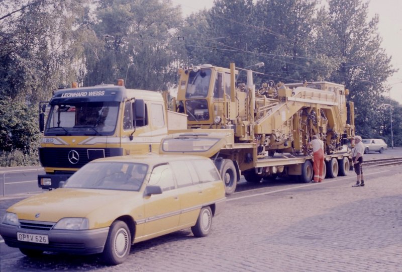 Die Fa Leonard Weiss die ja bei der Frankfurter Tram bestens bekannt ist,bereitet an der Wendeschleife Nied Kirche eine ihrer Gleisbaumaschienen zum abladen vor.Wie geht das? Sehen wir mal weiter.Aufgenommen wurde dies 1992 oder 1993.