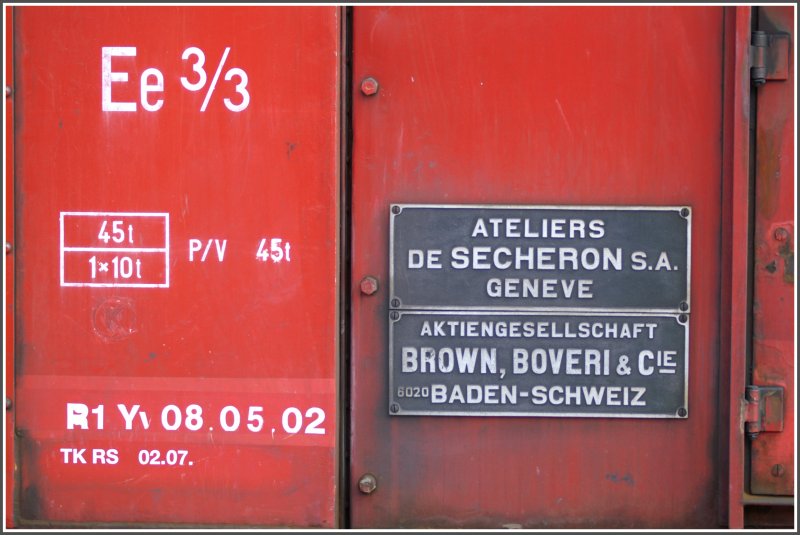 Die Fabrikschilder an der Ee 3/3 in Chur beweisen es, alle namhaften Firmen waren am Bau dieser zuverlssigen Rangierlok beteiligt. (04.07.2007)
