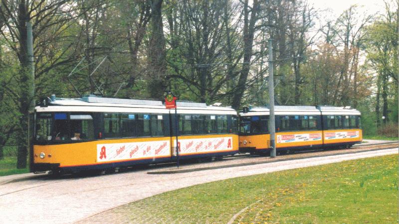 Die Fahrer der Triebwagen Nr. 2 und 13 der Ulmer Straenbahn haben an der Endhaltestelle  Donauhalle  Pause. Aufnahme vom 23.4.2002, ca. 14 Uhr.