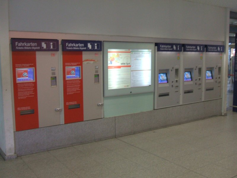 Die Fahrkartenautomaten im Durchgang zu den Bahnsteigen
des Bochumer Hbf`s.