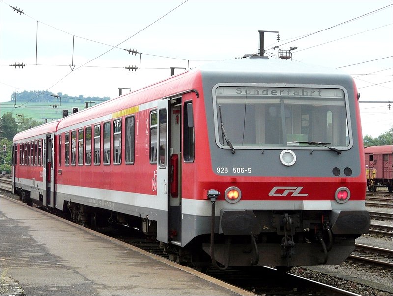 Die Fahrt nach Luxemburg mit dem CFL Triebzug 628/928 506-5 war eine willkommene Abwechslung, da man vorne im Fahrradabteil freie Sicht in den F�hrerstand und auf die Strecke hat. Er hielt nur in Mersch (die Haltestellen dazwischen wurden mit Bussen bedient) und so konnte er richtig Fahrt aufnehmen und wurde doch noch dem Begriff  Schnellzug  gerecht. Ich war ganz erstaunt, dass er stellenweise 110 km/h erreichte. 07.06.08