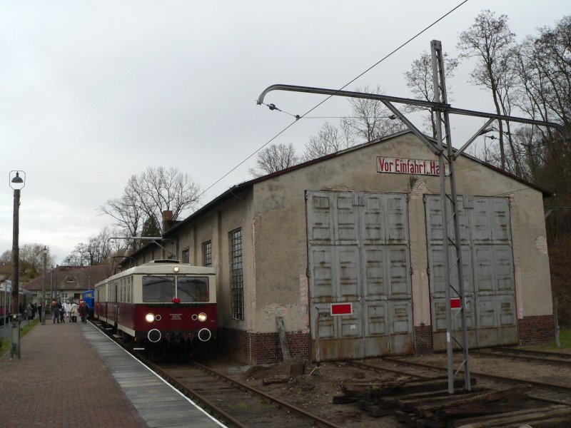 Die Fahrzeuge wurden in den 80er Jahren gebaut und fahren, was ich bisher nicht wusste, mi Motoren alter Gothaer Stra�enbahnen. 9.12.2007, Buckow