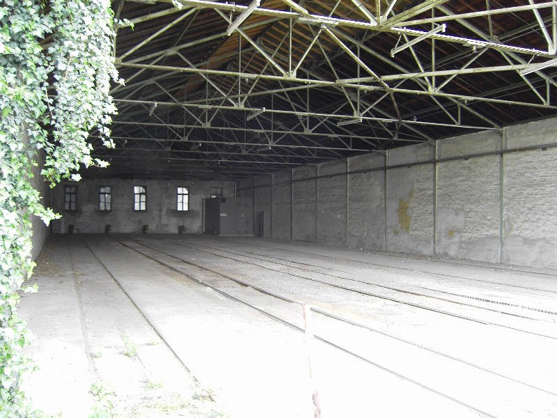 Die Fahrzeughalle des ehem. Betriebshofes Krefeld-H�ls (Endhaltestelle der Linie 044). Zuletzt waren hier bis vor einigen Jahren noch Beiwagen (gibt's bei den SWK nicht mehr), ein Schneepflug und ein historischer Zug abgestellt. Im Zuge der geplanten Streckenverl�ngerung soll die Halle abgerissen werden.