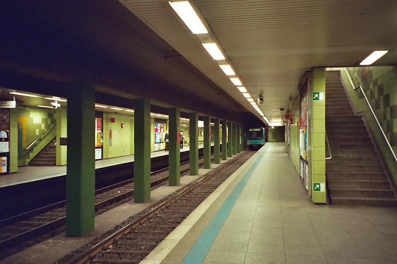 Die Farbe ist vom Namen abgeleitet -

U-Bahnhof  Grünburgweg  an der ersten Frankfurter U-Bahnstrecke. Die ersten U-Stationen hatten Seitenbahnsteige. Im Hintergrund fährt ein U4-Tw aus der Haltestelle. 

Analoge Aufnahme, 2003 (M)
