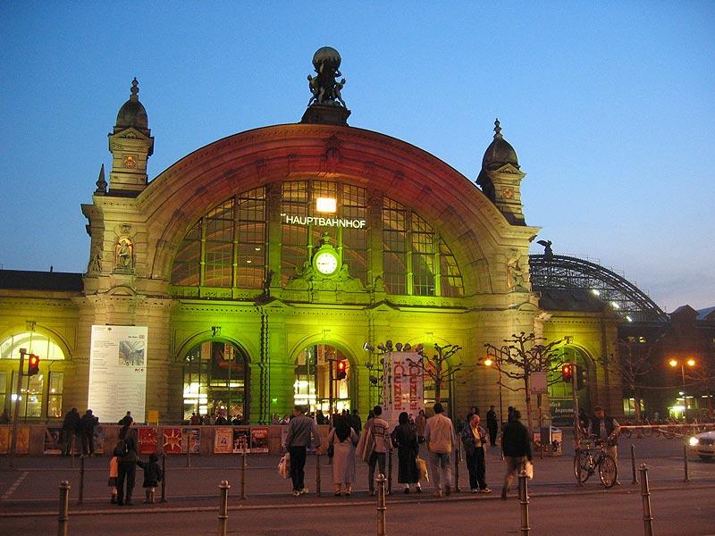 Die Fassade des Frankfurter Hauptbahnhofes whrend der Luminale am 16. April 2004.