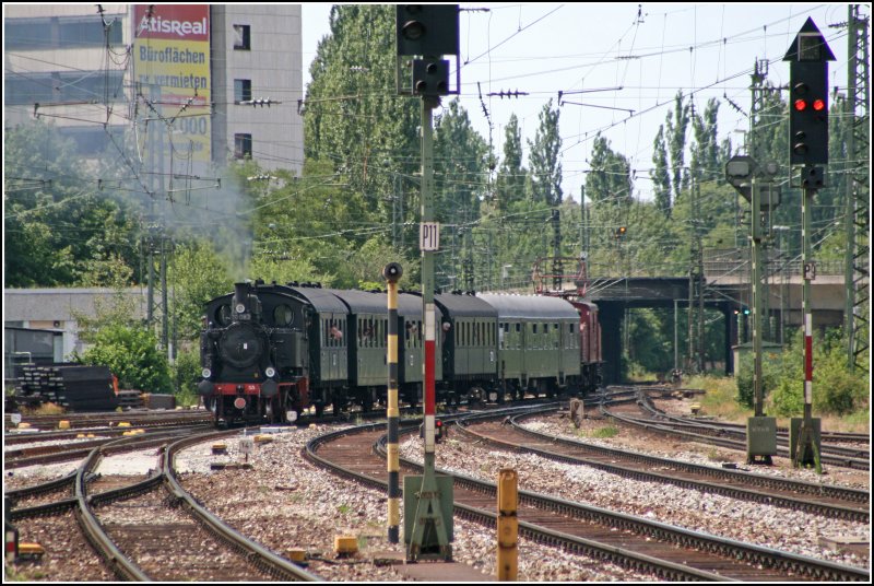 Die fast 40 Jahre in Mhldorf als Denkmal abgestellte 70 083 konnte 2005 vom Bayerische Lokalbahnverein wieder in Betrieb genommen werden. Am 01.07.07 luft sie am Zugschluss des Dampfsonderzuges zum Mnchener Hauptbahnhof.