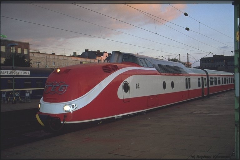 Die fast schon bedrohliche Abendstimmung ber Hamburg-Altona passt zum Zug. Denn im September 1990 war schon klar, dass es keine weiteren Einstze des 601 013-6 bei der DR mehr geben wird.
