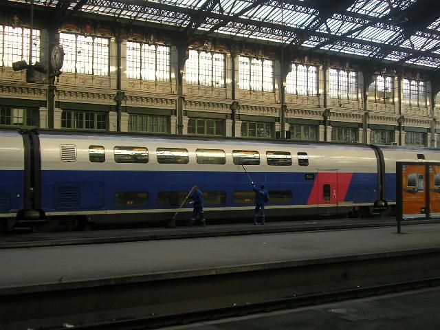 Die Fenster eines TGV vom Typ  Duplex  werden geputzt. Paris Gare de Lyon, 7.1.06