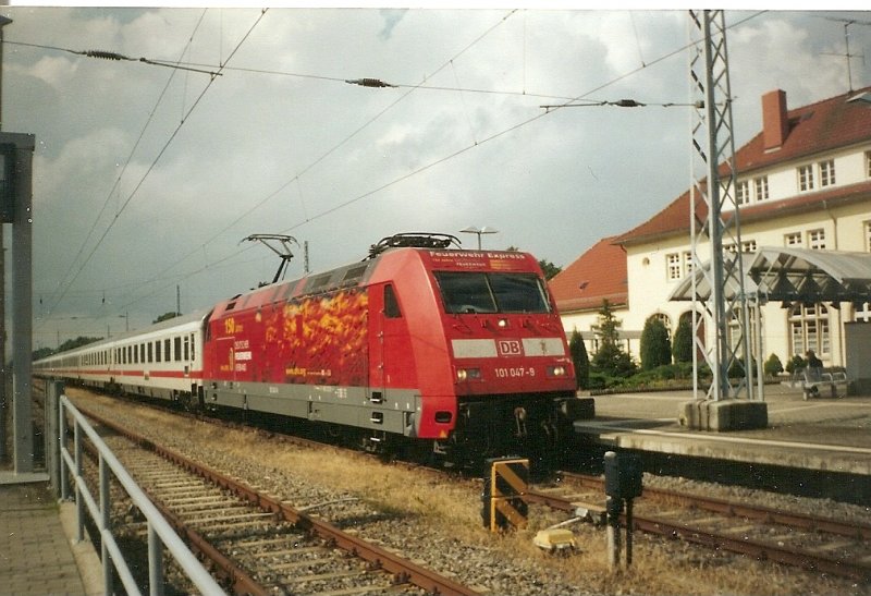 Die Feuerwehr-Lok 101 047 im August 2005 im Ostseebad Binz.