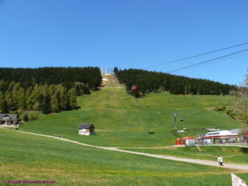 Die Fichtelberg-Schwebebahn ist die lteste Luftseilbahn Deutschlands . Sie fhrt von Oberwiesenthal hoch zu der in einer Hhe von 1208 Metern auf dem Fichtelberg gelegenen Bergstation. Die Fichtelbergbahn hat eine Lnge von 1175 Meter und eine maximale Steigung von 37,9 Prozent. Sie ging im Dezember 1924 in Betrieb.
11.05.08