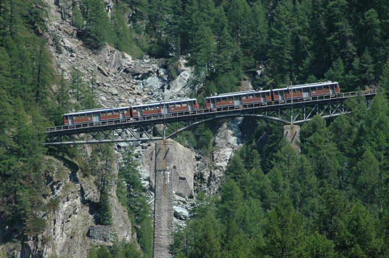 Die Findelbachbrcke in Zermatt mit bergwrts fahrende Zug. 30.06.2005