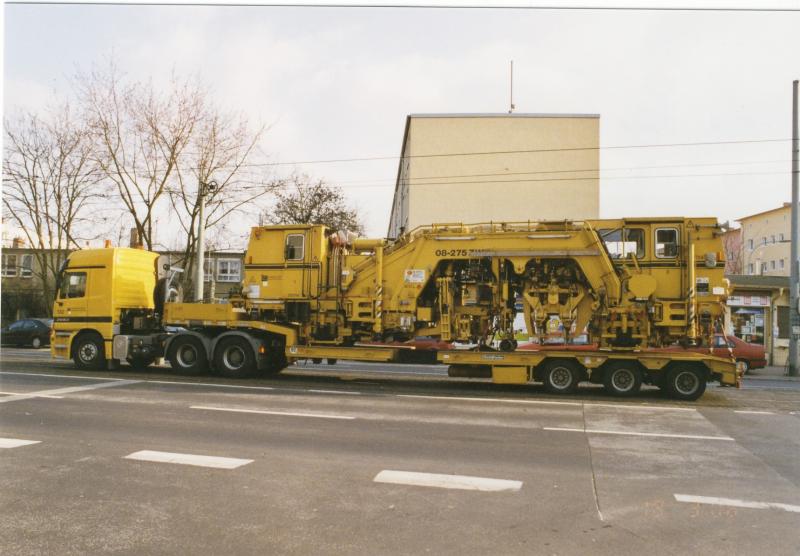Die Firma Leonard Weiss kurz vor dem absetzen eines Gleisbaufahrzeuges auf der Mainzer Ldstr. am 18.03.2006. Konnte  den Absetzvorgang nicht mehr ,aus Zeitgr�nden ,selbst   fotografieren.Zu diesem Fahrzeug werde ich aber bei n�chster Gelegenheit, Bilder aus Nied, aus den 90er Jahren  enstellen. 